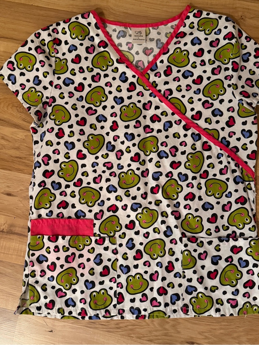 SB Scrubs Women’s Hearts and Frog Face Scrub Top Large Pink Trim  V-neck Pockets